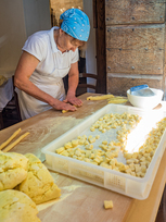 Fabrication de pâtes visible depuis une rue de Rome