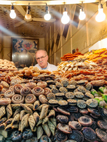 Étal de pâtisseries dans le souk de Tunis en Tunisie