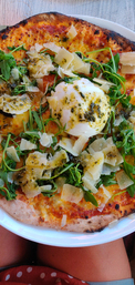 Pizza fine et croustillante dégustée à Rome