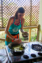 Nadia Probst cuisinant au wok pendant un cours de cuisine à Chiang Mai en Thaïlande
