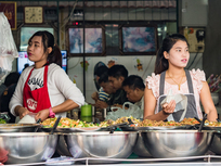 Marché matinal se mettant en route à Chiang Mai en Thaïlande
