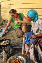 Apprentissage de la préparation de boulettes de banane plantain dans un village près de Malabo