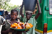 Scène de rue colorée avec un camion et des pochettes d’eau à Bamako au Mali