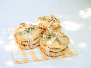 Biscuits noués dans un linge jaune