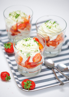 Verrines aux fraises composées pour une page de recette