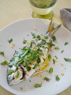 Poisson entier dressé avec des herbes fraîches