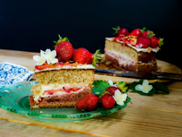 Gâteau aux fraises photographié dans une composition lumineuse