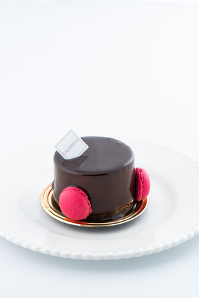 Pâtisserie dressée et éclairée en studio