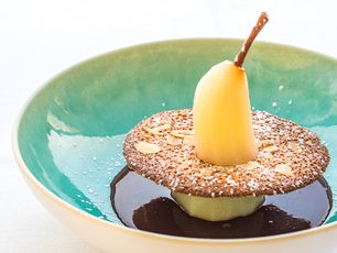 Dessert à la poire dressé sur une assiette claire