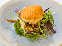 Burger dressé avec soin dans une assiette