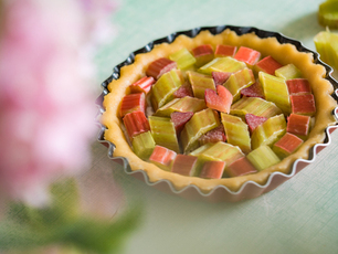 Tarte à la rhubarbe présentée sur une table rustique